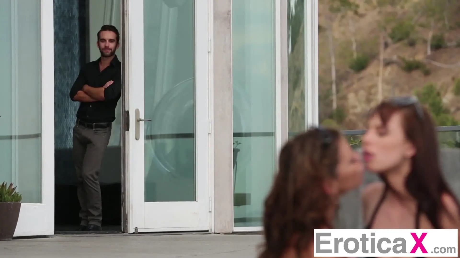 Brunettes in Steamy 3some